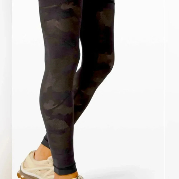 Lululemon sz 4 Sheer Will High-Rise Tight 28" *Camo
Black great pre owned cond - Picture 16 of 16